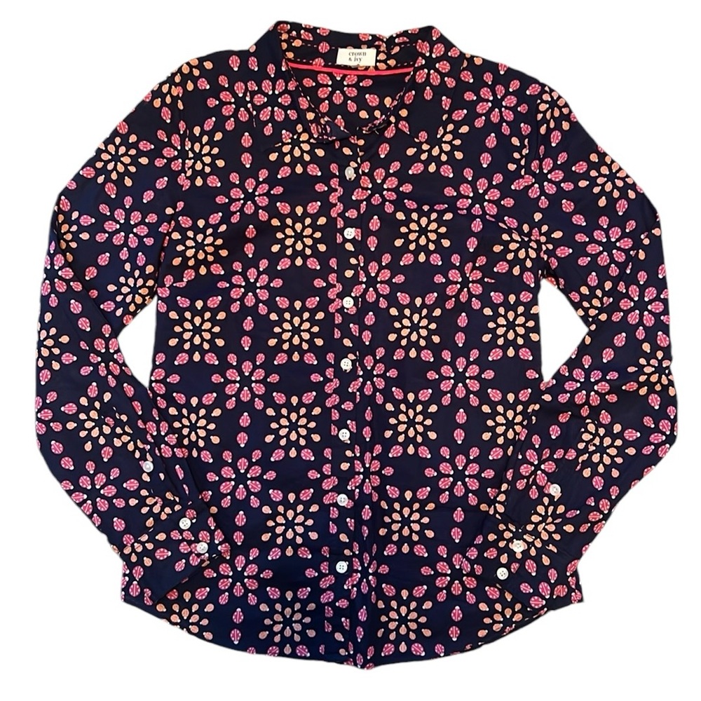 🖤 Crown & Ivy Ladybug Patterned Button Down Top